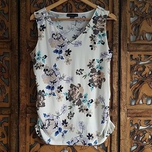 SALE 5/$20🎉Simply Styled Sleeveless Floral Blouse